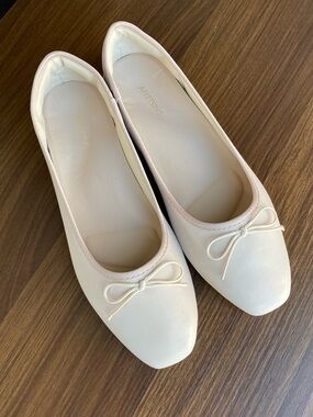 Classic Women's Ballet Flats with Bow
